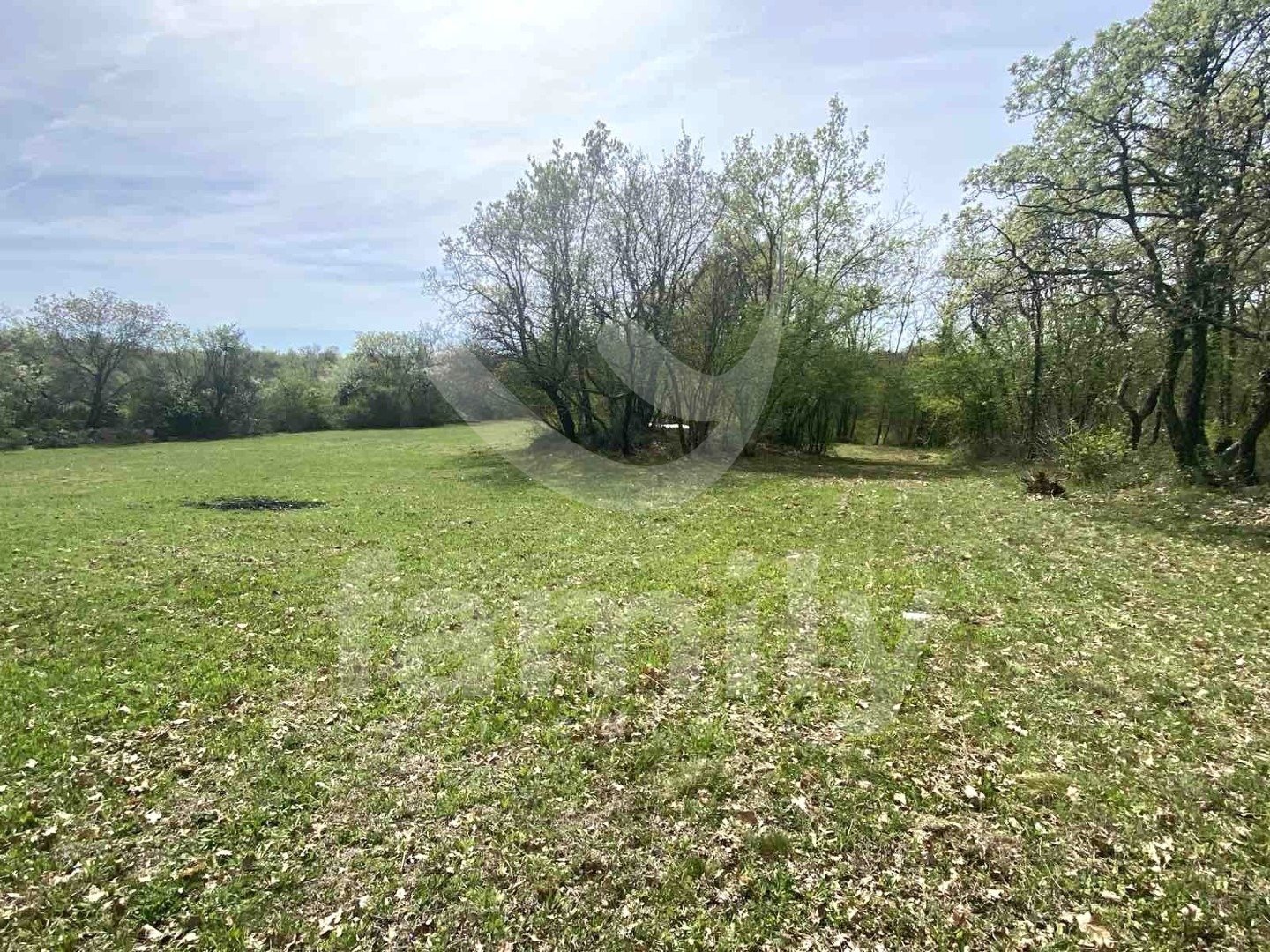 PRODAJA GRAĐEVINSKOG ZEMLJIŠTA NA MIRNOJ LOKACIJI