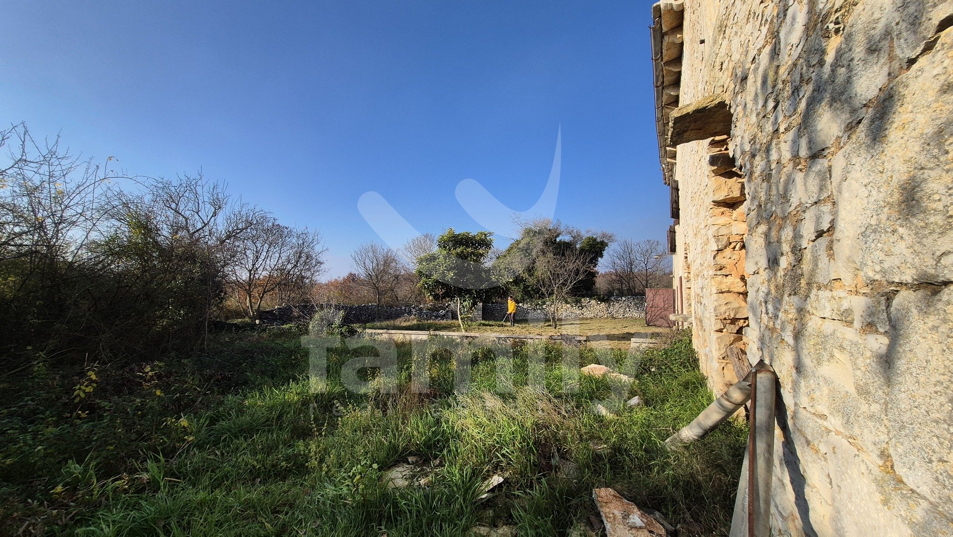 PRODAJA IZUZETNO PROSTRANOG ZEMLJIŠTA SA KAMENIM KUĆAMA