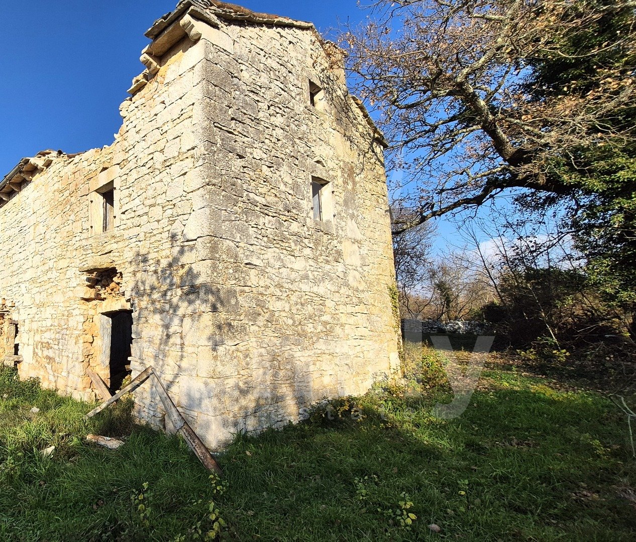 PRODAJA IZUZETNO PROSTRANOG ZEMLJIŠTA SA KAMENIM KUĆAMA