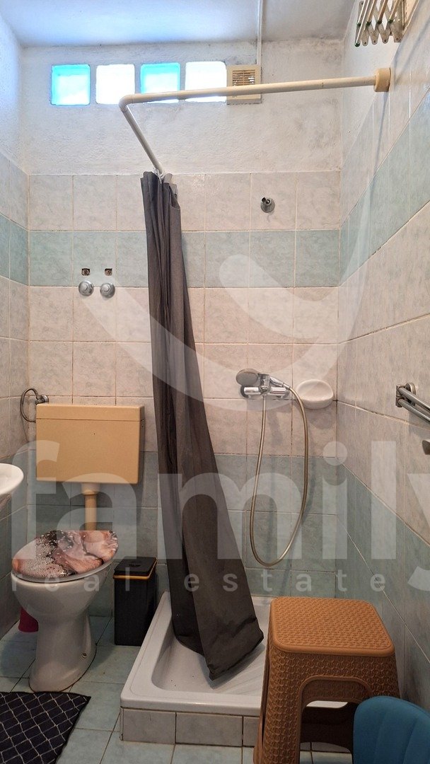 SPACIOUS DETACHED FAMILY HOUSE WITH 4 RESIDENTIAL UNITS