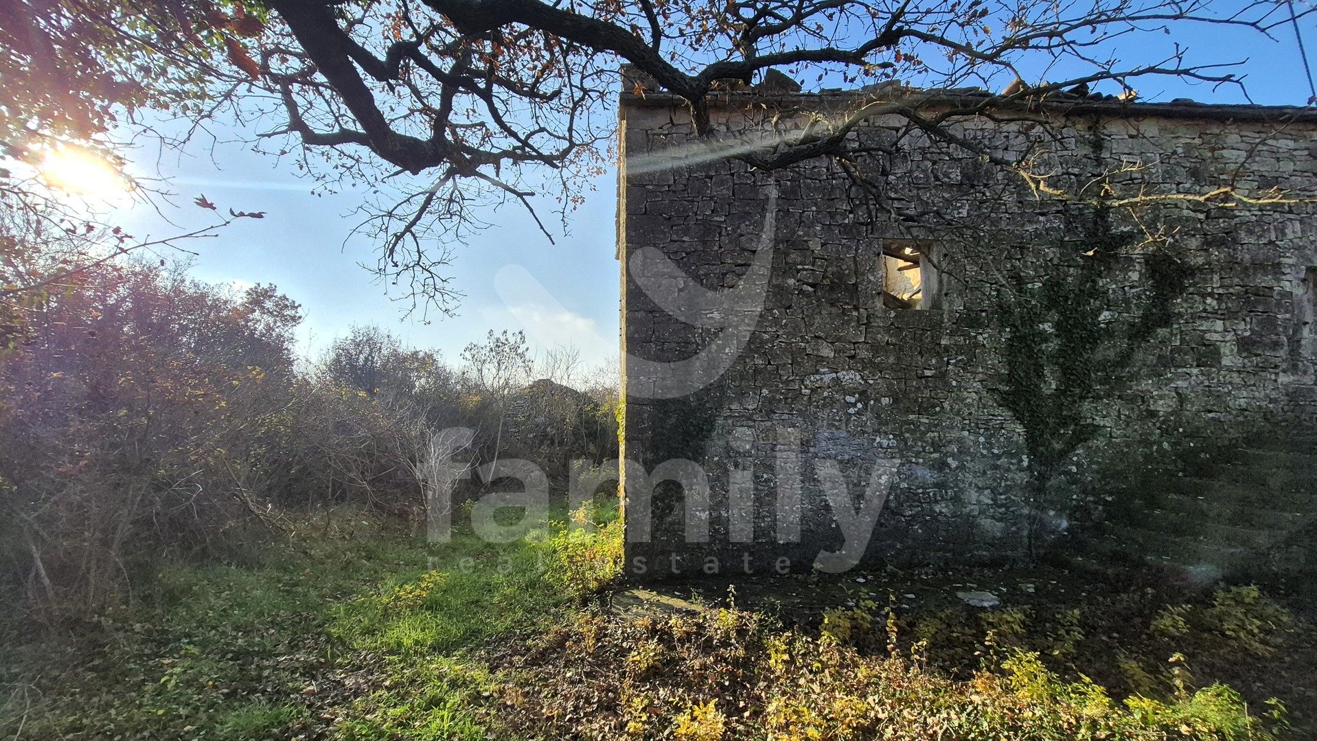 PRODAJA IZUZETNO PROSTRANOG ZEMLJIŠTA SA KAMENIM KUĆAMA