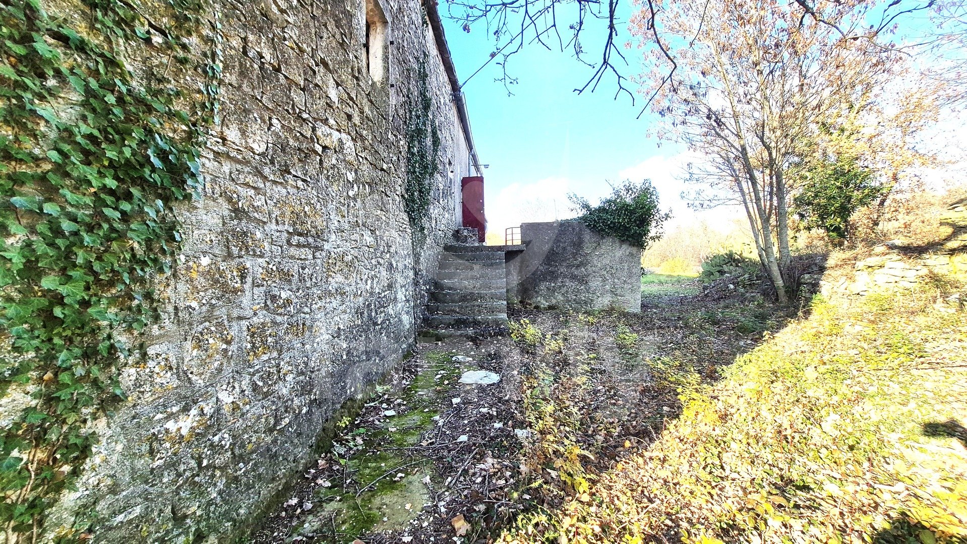 PRODAJA IZUZETNO PROSTRANOG ZEMLJIŠTA SA KAMENIM KUĆAMA