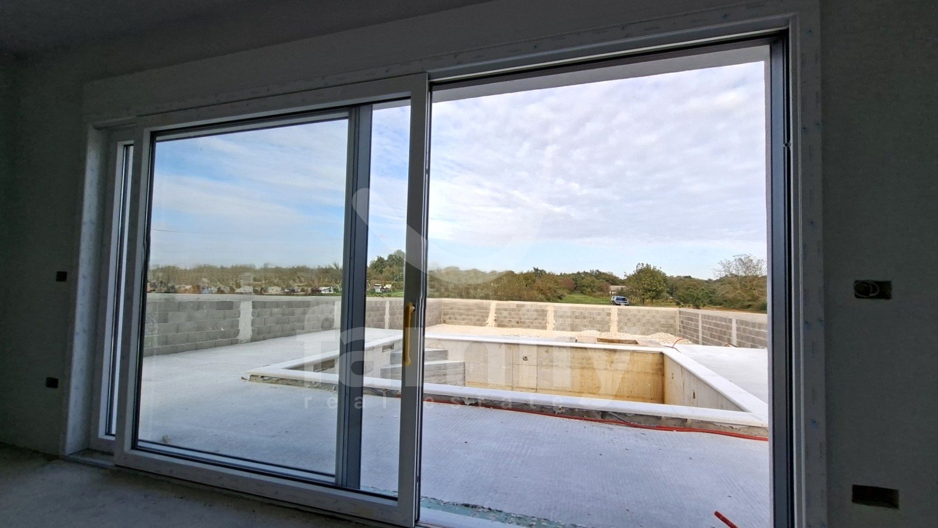 MODERNA KUĆA SA BAZENOM I GARAŽOM