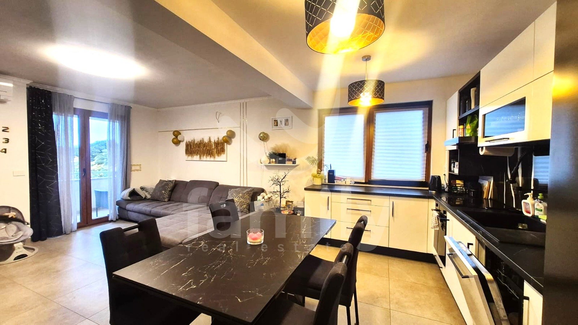 PRODAJA MODERNO OPREMLJENOG STANA NA TOP LOKACIJI