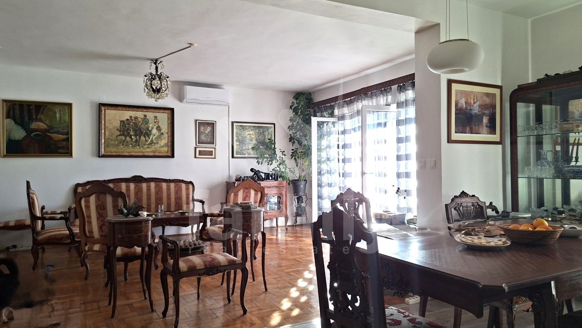 VERKAUF EINES HOCHPROFITABLEN HAUSES MIT MEERESBLICK