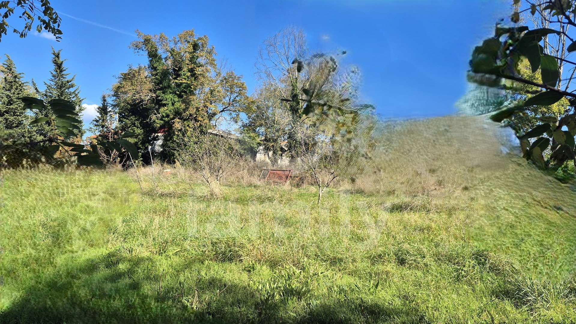 GRAĐEVINSKO ZEMLJIŠTE SA IDEJNIM PROJEKTOM NA MIRNOJ LOKACIJI