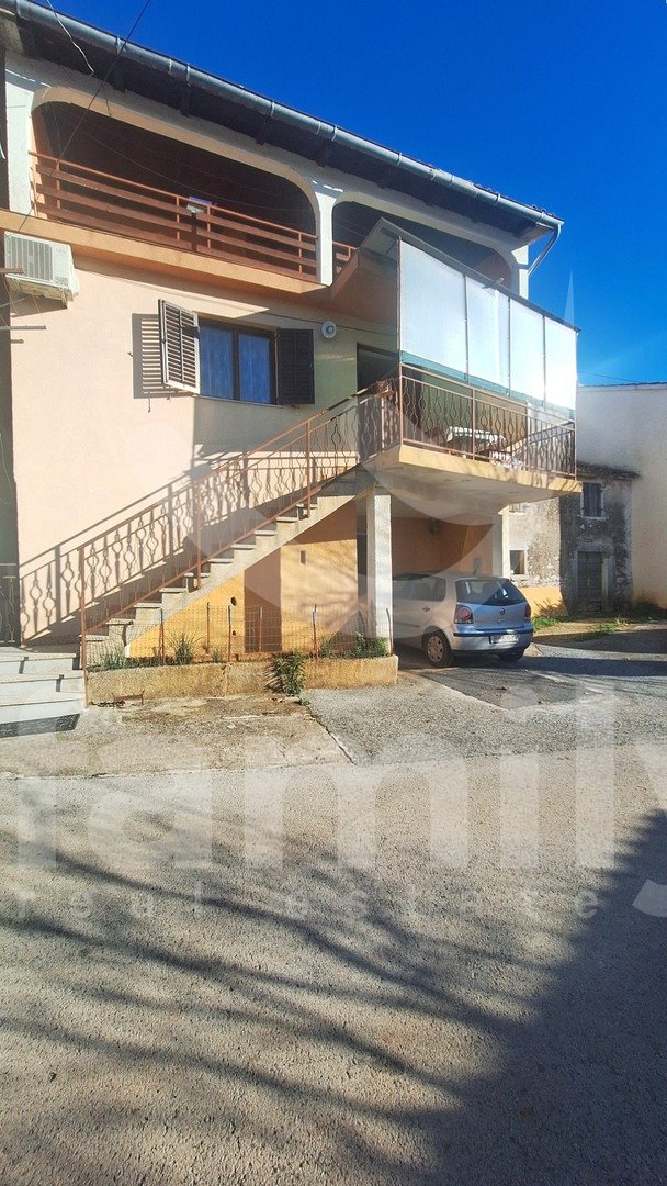 PRODAJA OBITELJSKE KUĆE U NIZU U OKOLICI VIŠNJANA