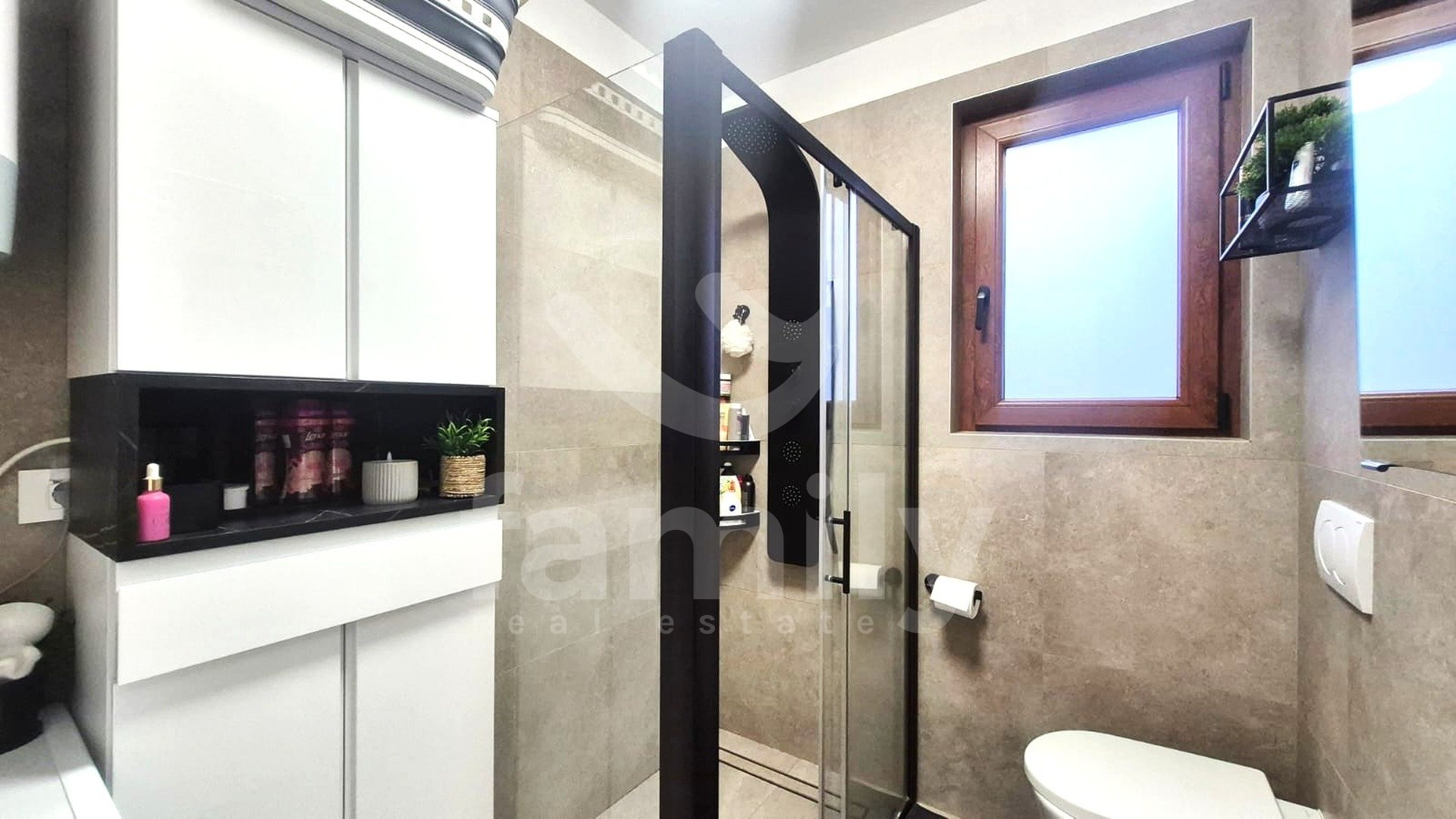 PRODAJA MODERNO OPREMLJENOG STANA NA TOP LOKACIJI