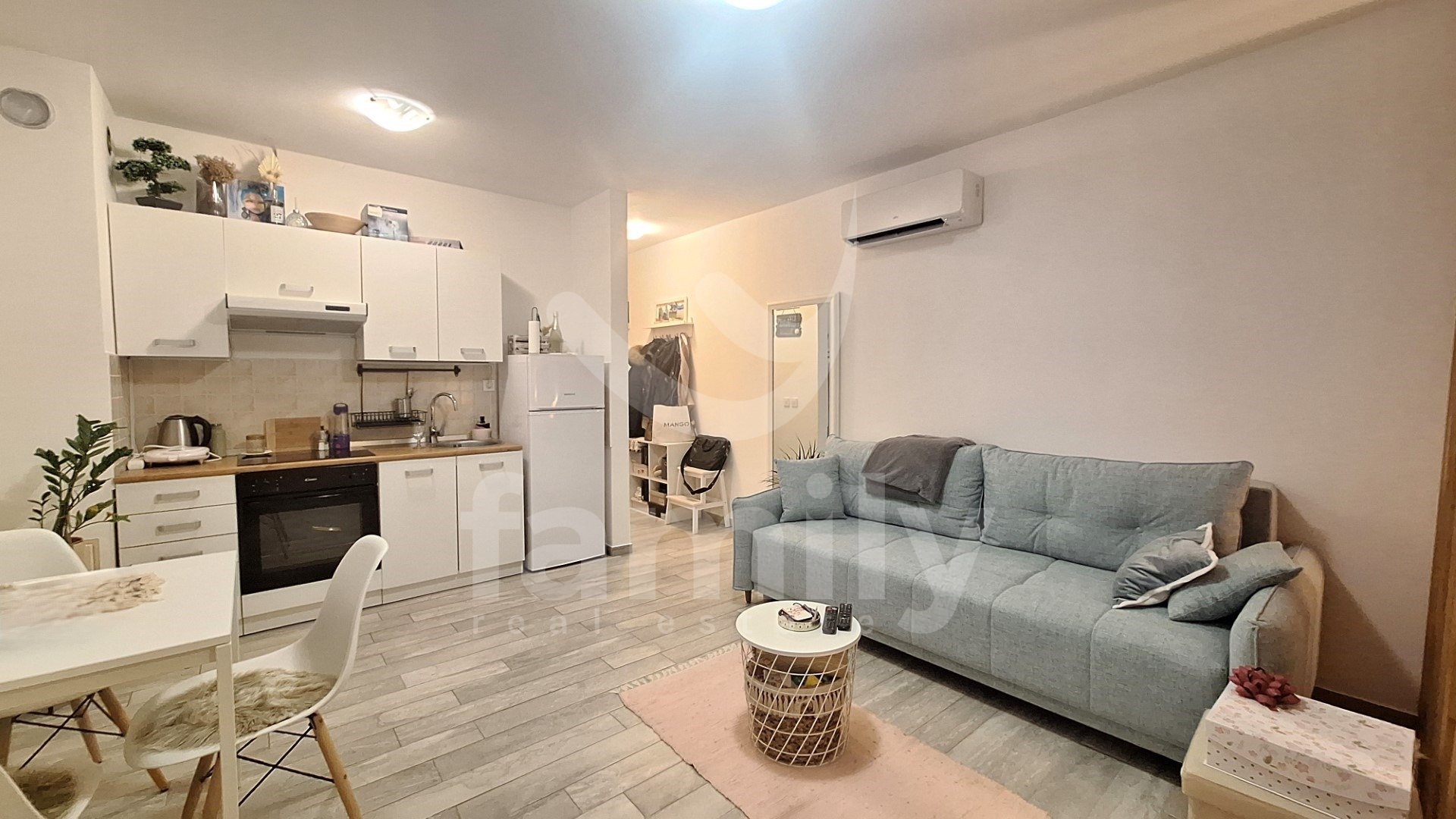 PRODAJA KOMFORNOG JEDNOSOBNOG STANA 150 M OD MORA