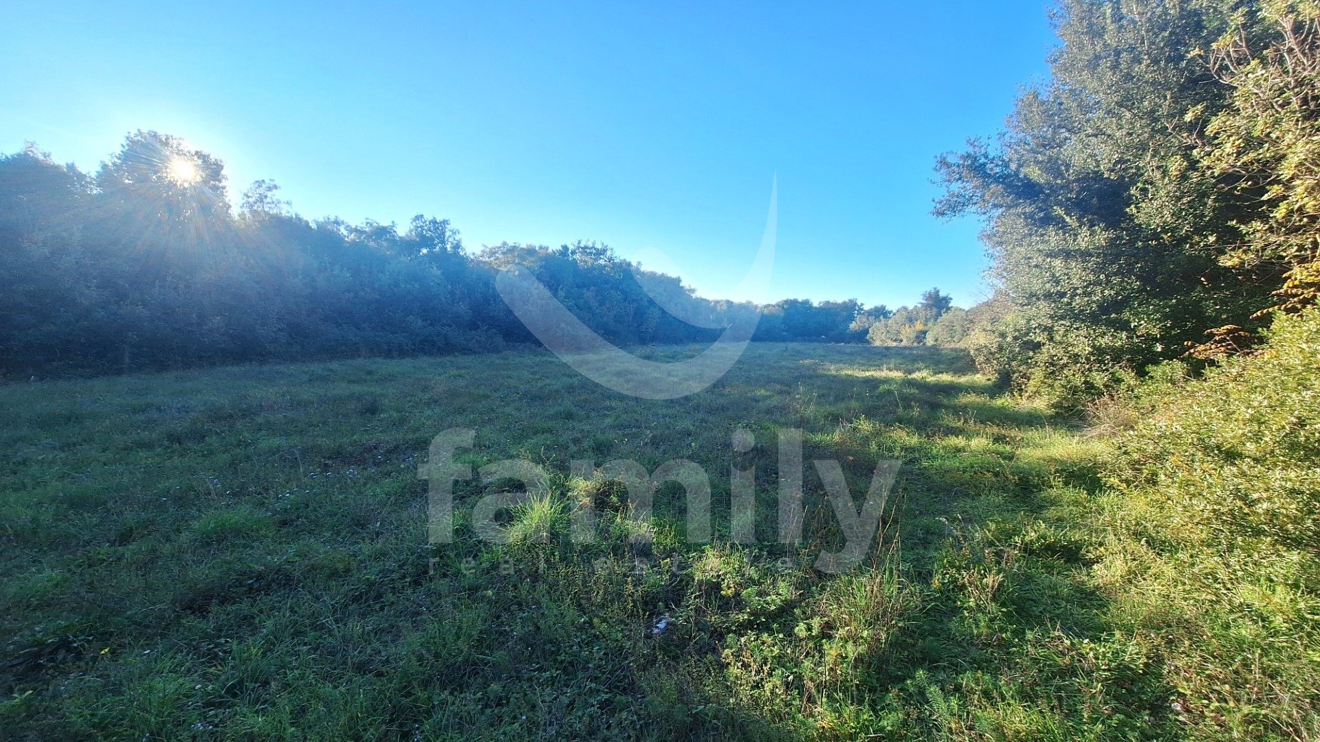 GRAĐEVINSKO ZEMLJIŠTE UGOSTITELJSKO-TURISTIČKE NAMJENE BLIZU MORA