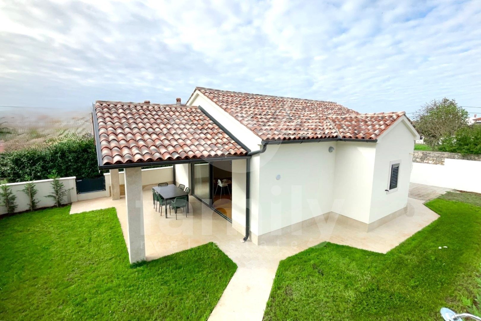 PRODAJA VISOKOKVALITETNE ŠARMANTNE PRIZEMNICE NA MIRNOJ LOKACIJI