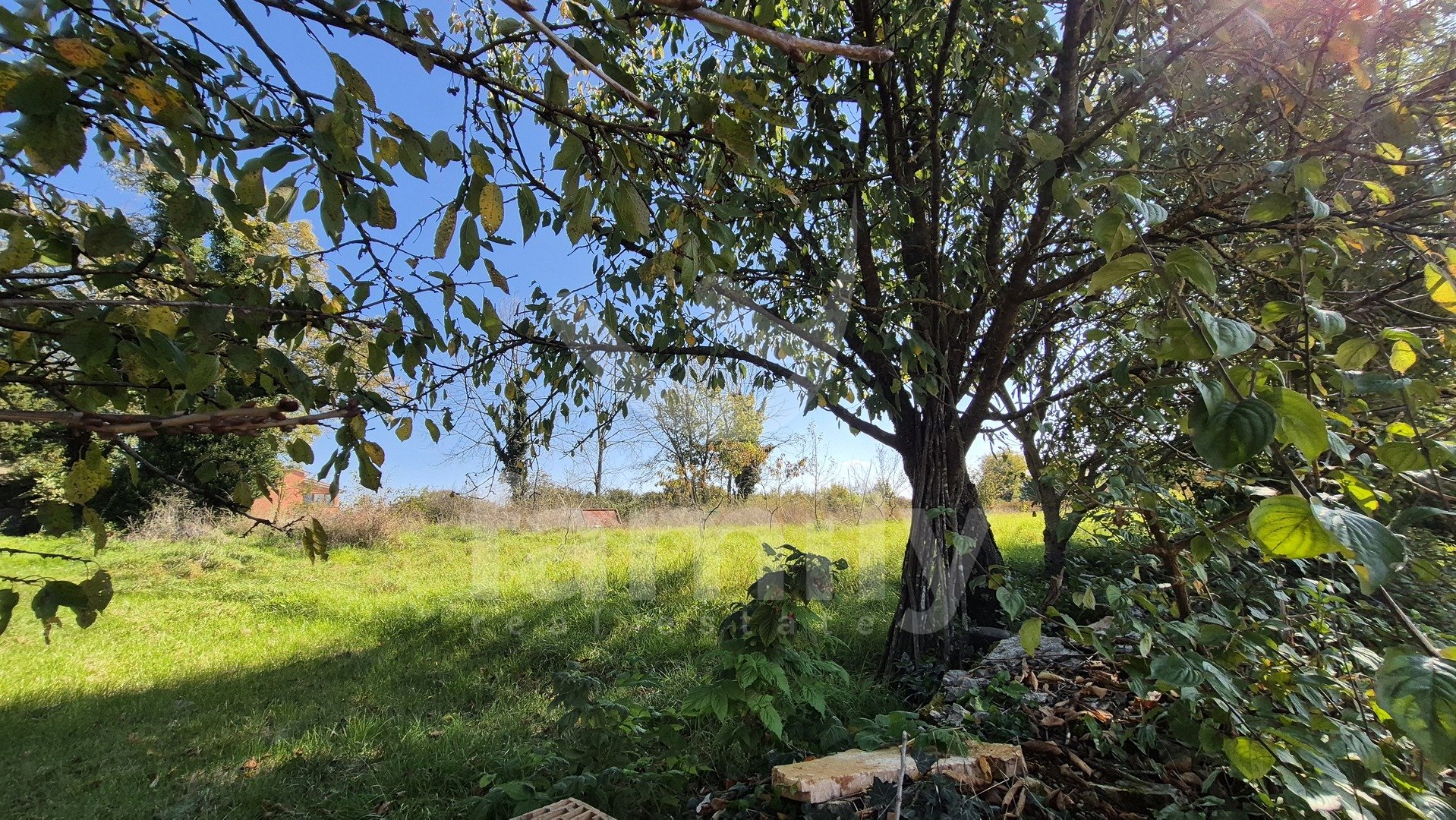 GRAĐEVINSKO ZEMLJIŠTE SA IDEJNIM PROJEKTOM NA MIRNOJ LOKACIJI