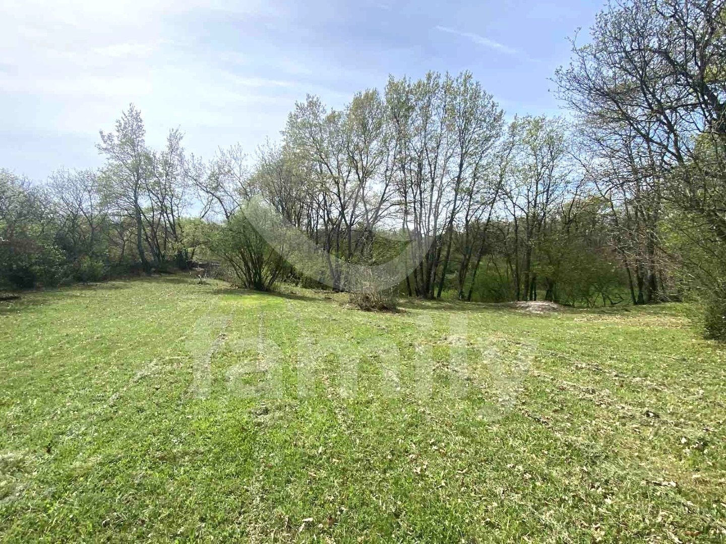 VERKAUF EINES ATTRAKTIVEN BAUGRUNDSTÜCKS MIT HOHEM POTENZIAL