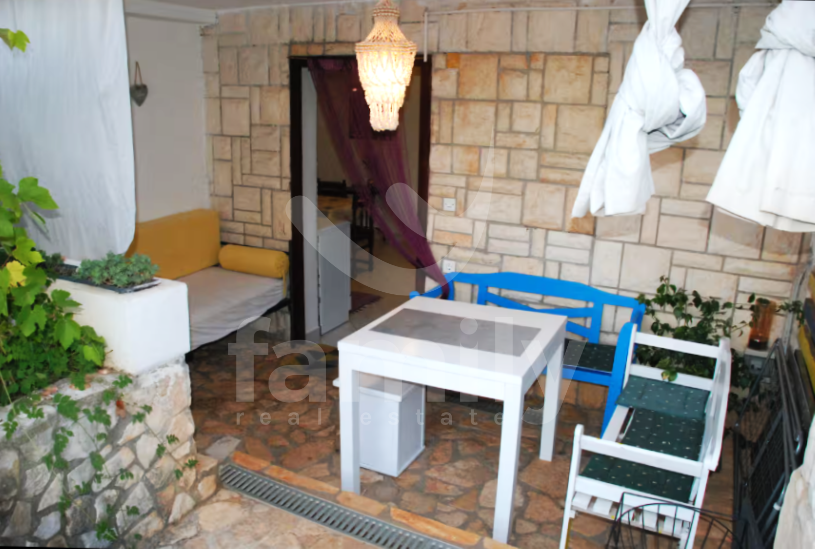 VERKAUF EINES HOCHPROFITABLEN HAUSES MIT MEERESBLICK